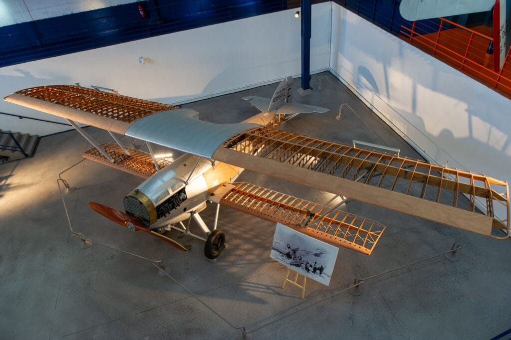 Avion à hélice en bois