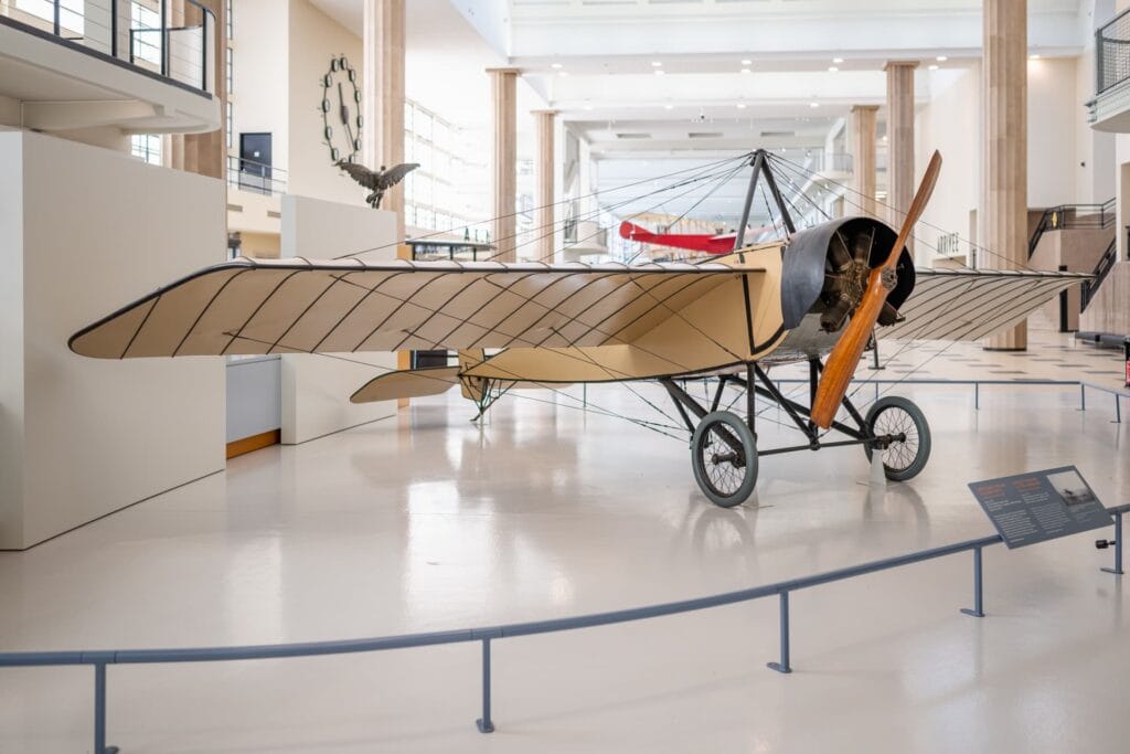 Avion à hélice en bois