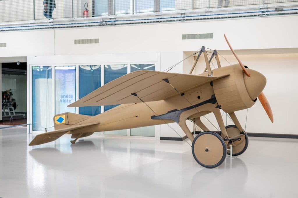 Avion à hélice en bois et métal