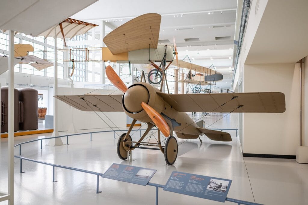 Avion à hélice et métal