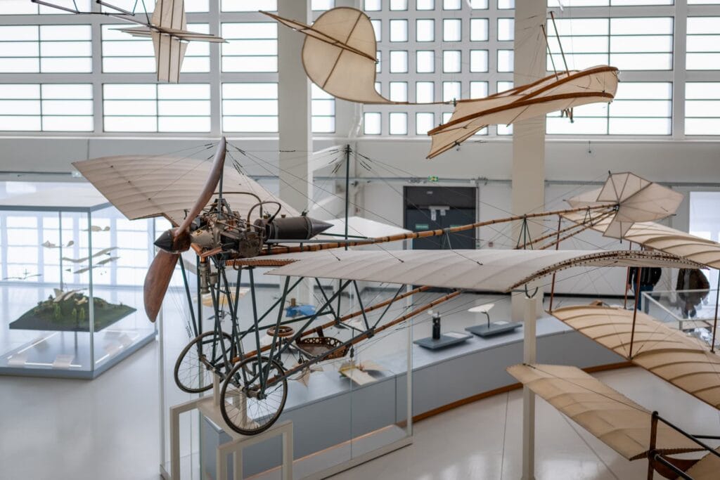 Avion à hélice en bois et métal