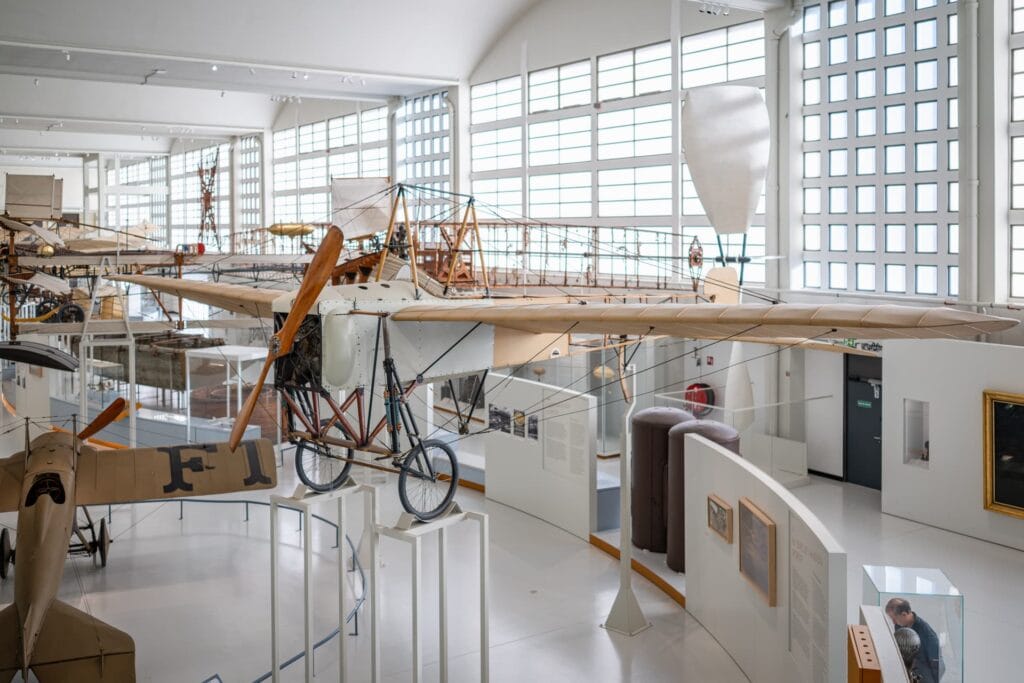 Avion à hélice en bois et métal