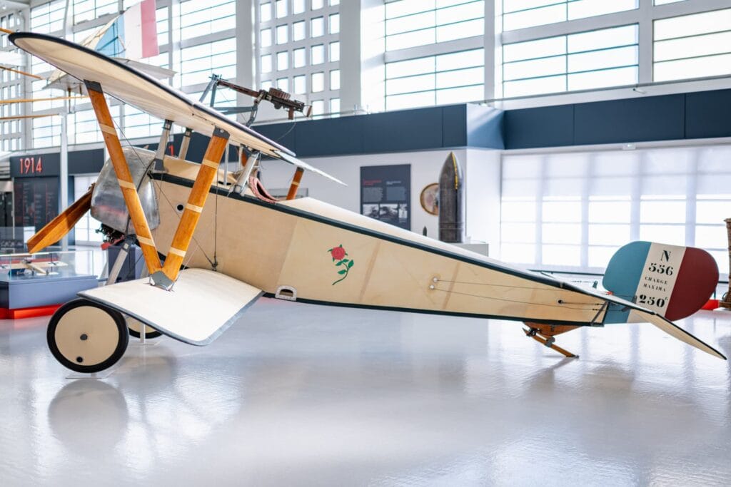 Avion à hélice en bois et métal